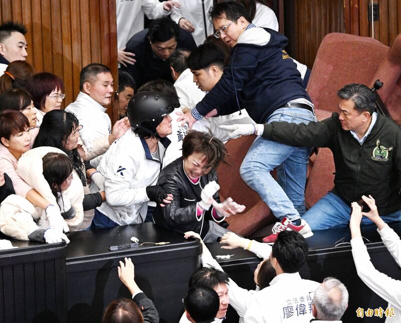 立法院12月20日舉行院會，民進黨委員封鎖議場佔據主席台，國民黨委員攻進議場後，進行排除。（本報資料照）