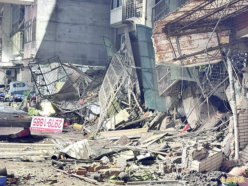 A building in New Taipei City’s Sanchong District collapses last night.
Photo: Lo Kuo-chia, Taipei Times