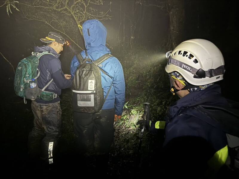 警消昨深夜開始搜尋至今晨5時許仍未果，今天早上8時許再度集結搜尋。（記者陸運鋒翻攝）