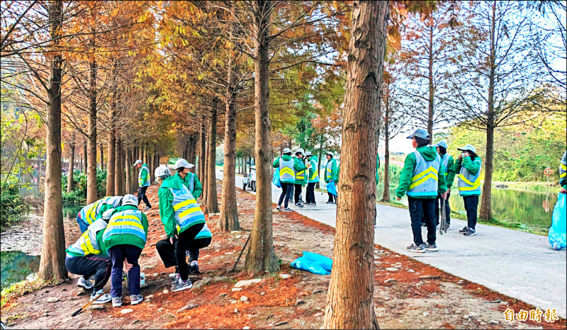 大溪月眉人工濕地生態公園遊客如織，在地巡守隊定期前往巡邏維護環境清潔。（記者李容萍攝）