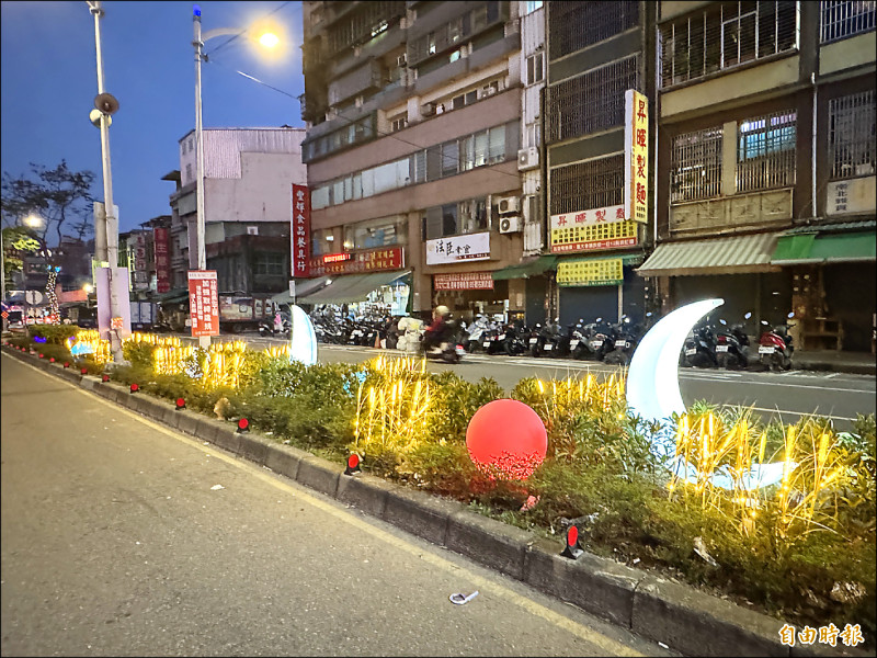 中壢區新明市場前明德路分隔島，打造「新明遊樂園」燈飾主題區。（記者李容萍攝）