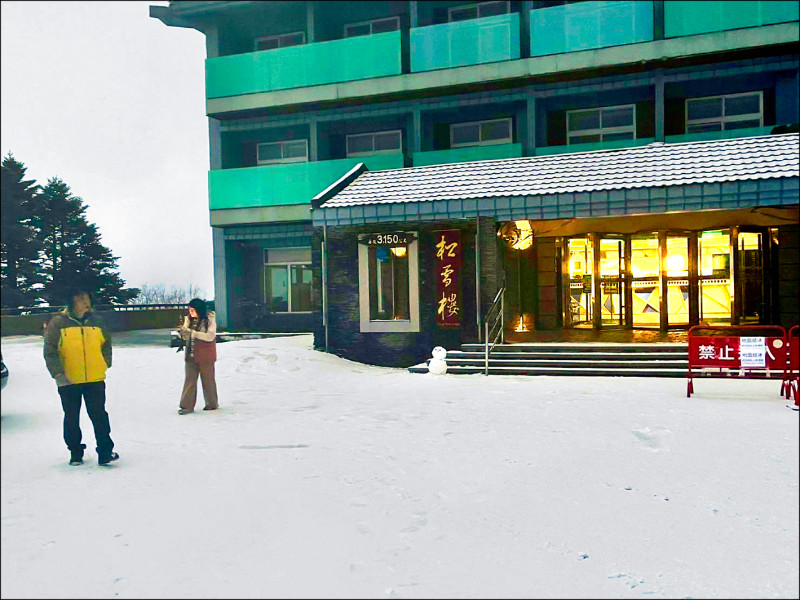 合歡山上松雪樓地面有至少0.5公分厚的積雪，有如鋪上雪白地毯。
（林保署南投分署提供）