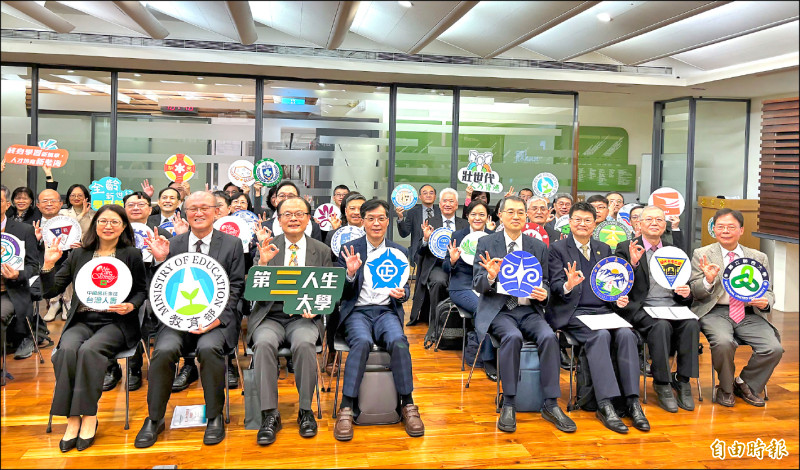 今年進入超高齡社會，針對55歲以上約半數未有大學學歷的國民，教育部攜手38所大學宣布推出「第三人生大學」試辦計畫。（記者林曉雲攝）