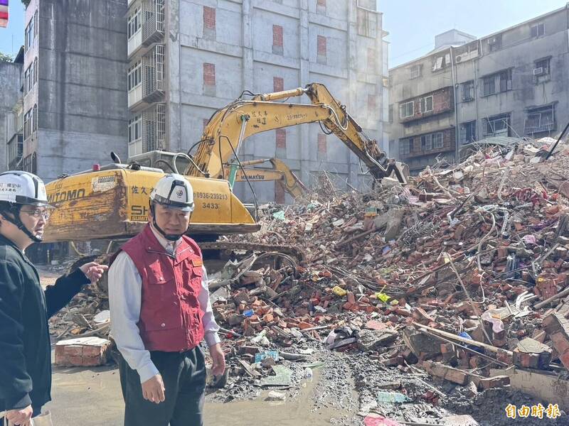 工務局長馮兆麟早上10時許勘災表示，會與土木技師針對周邊建物逐棟去內部檢視，如果安全無慮，會讓預防性撤離住戶順利回家。（記者羅國嘉攝）