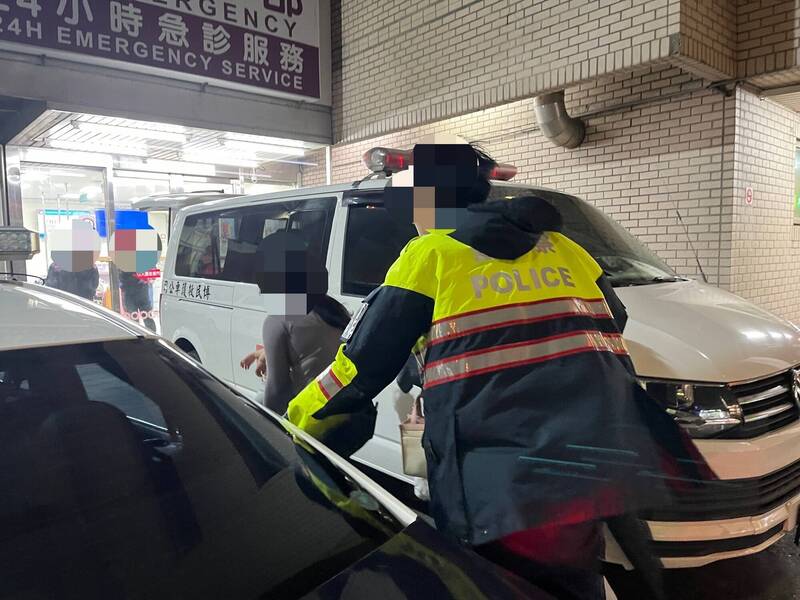 員警以警車協助送醫。（圖由警方提供）