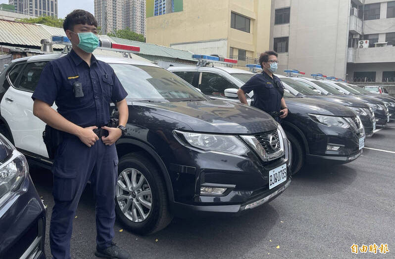 超跑名車滿街跑，警車執勤無絕對免責，高市今年提高千萬超額保險，保障員警也增加理賠量能。（記者黃良傑攝）