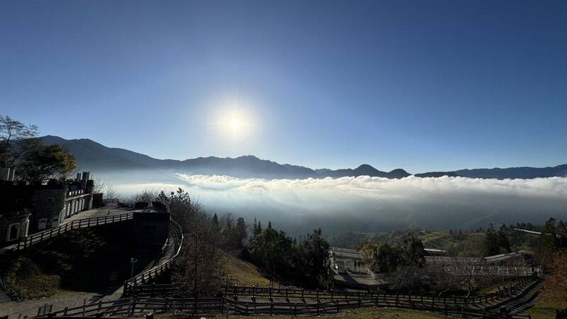 南投仁愛鄉清境農場低溫出大景，中央山脈群山被綿延雲海環抱，景象美不勝收。（清境農場提供）