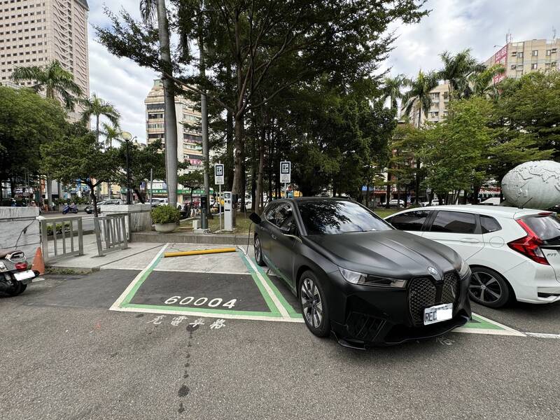 台中市元旦起電動車停車新制上路，但充電樁還差200多支未建置。（市府提供）