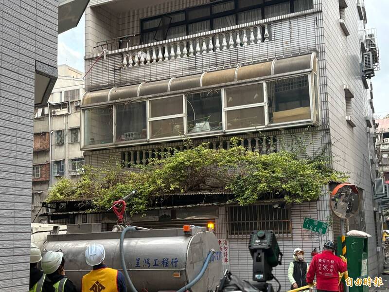 六張街192號房屋傾斜，工程單位緊急停止施工。（記者陳奕劭攝）