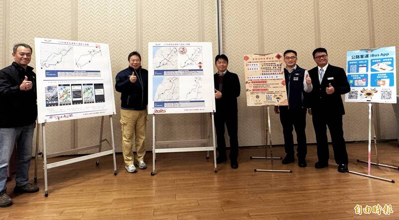 圖左起國道高速公路局中壢段副段長陳明志、北區公路新建工程分局副分局長林廷彥、北區養護工程分局分局長陳俊堯、新竹區監理所副所長陳俊宏及台鐵公司桃園站長站務長黃冠文等人，召開公路局桃園地區春節疏運記者會。（記者李容萍攝）