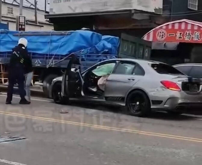 太平警方在一江橋附近壓制歹徒。（圖片擷取黑色豪門企業）