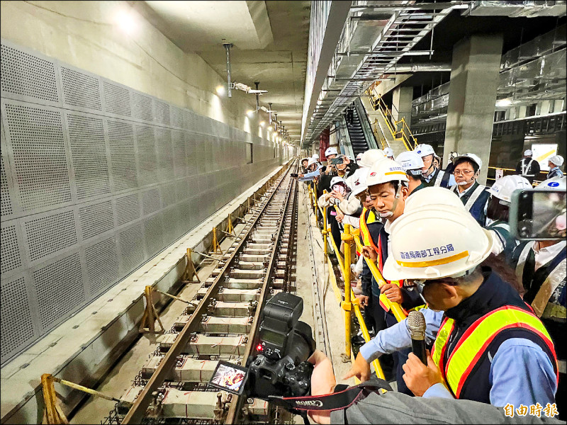 台南市區鐵路地下化工程，台南站地下站體昨首度曝光。（記者王俊忠攝）