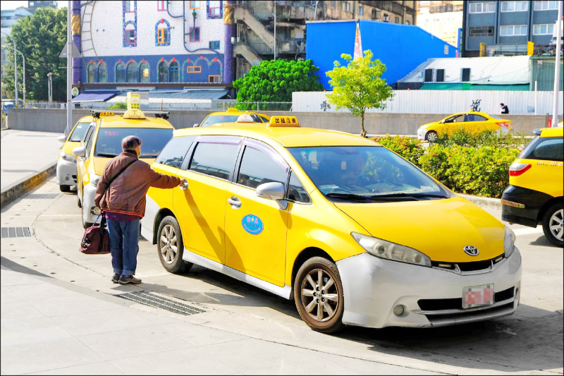 台中市交通局表示，春節期間計程車啟動「春節費率」，每趟次加收五十元。（市府提供）