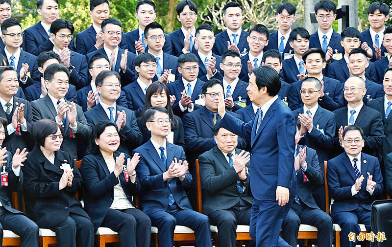 
President William Lai, front, greets the new agents at the graduation ceremony for the 2024 class of the Ministry of Justice Investigation Bureau in New Taipei City yesterday.
Photo: Liao Chen-huei, Taipei Times