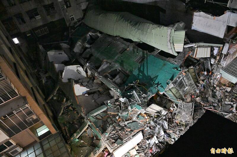 新北市三重區六張街莘聖建設「莘聖沐光居」建案開挖基地造成鄰房倒塌。（記者陳逸寬攝）