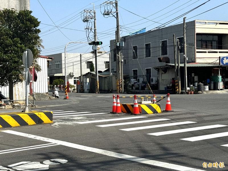 最近台灣發生多起汽車「切西瓜式」左轉自撞庇護島的事故。（資料照）