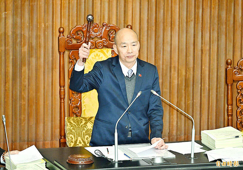 Legislative Speaker Han Kuo-yu hits the gavel as the Legislative Yuan passes amendments to the Police Personnel Management Act in Taipei yesterday.
Photo: Tien Yu-hua, Taipei Times