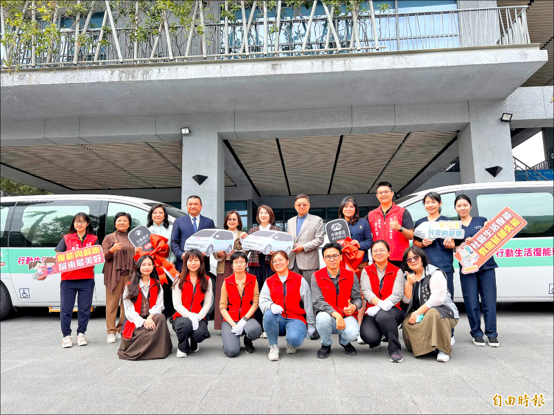 屏東縣政府昨天獲在地企業捐贈兩部行動生活復能車。（記者羅欣貞攝）