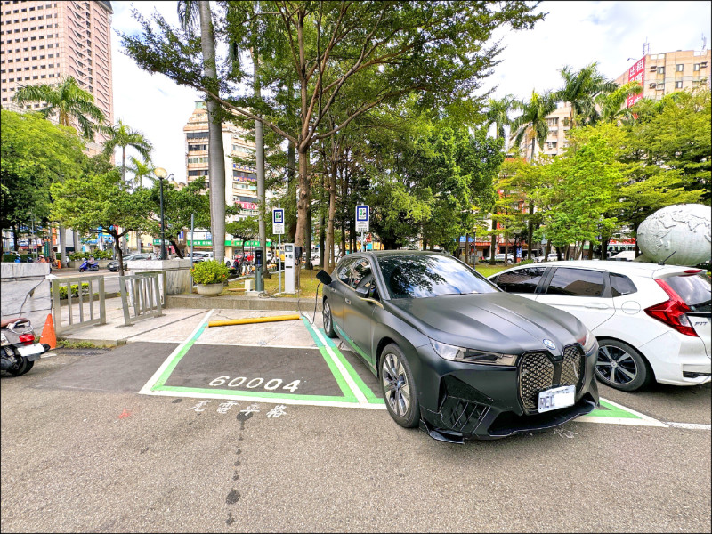 元旦起電動車停車新制上路，但充電樁還差200多支未建置。（市府提供）