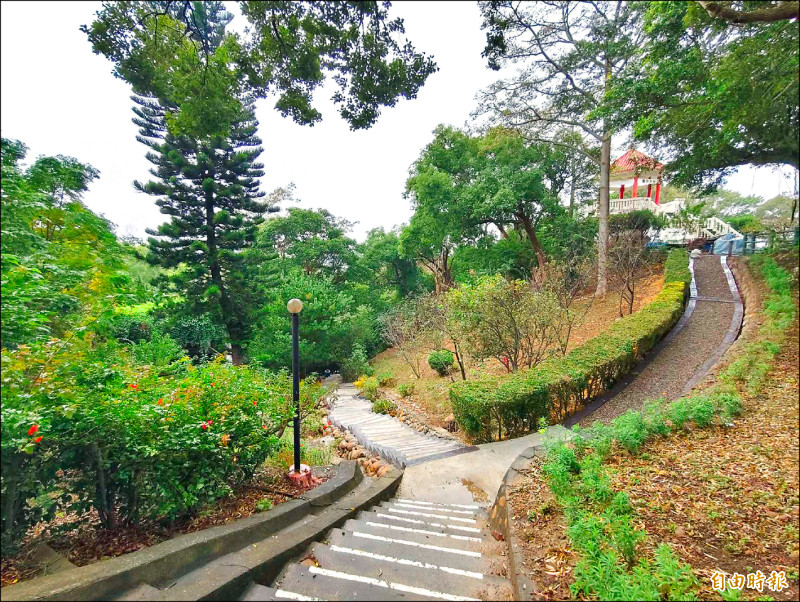 桂花泉登山步道難度不高，適合親子健行。（記者張軒哲攝）