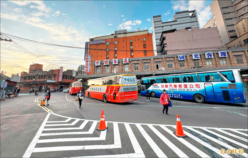 春節九天連假，公路局一月廿四日至二月二日推搭乘九十條國道客運，享平日優惠或原票價六折優惠。（記者李容萍攝）