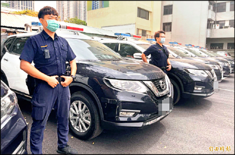 超跑名車滿街跑，警車執勤無絕對免責，高市今年提高千萬超額保險，保障員警也增加理賠量能。（記者黃良傑攝）