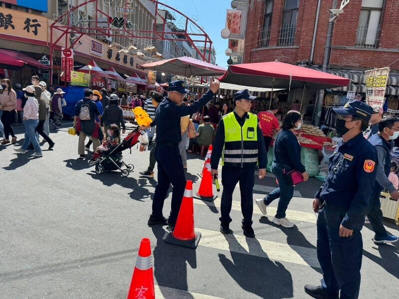 春節連假期間，高市將於重要景點、市集周邊道路，將加派警力執法。（高雄市交通大隊提供