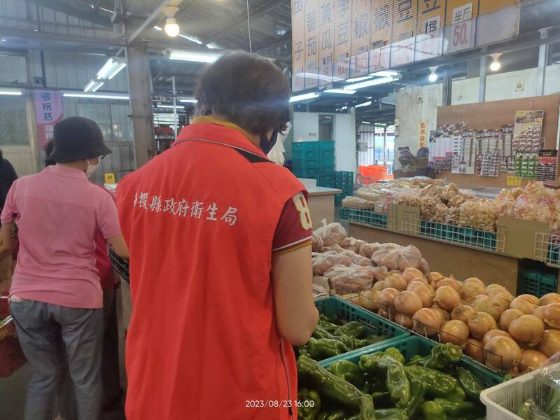 南投縣衛生局人員，進行春節應景食品專案稽查，抽驗市場攤商蔬果。（圖由南投縣衛生局提供）