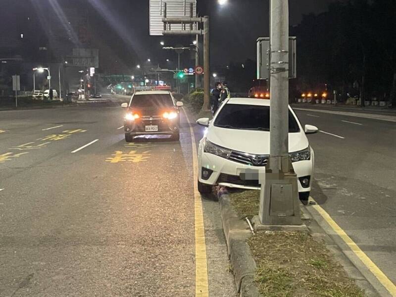 李男酒駕行經「楠梓百慕達」楠陽高架橋，車卡分隔島落跑，到案被警識破依法送辦。（讀者提供）<h4>☆飲酒過量  有害健康  禁止酒駕☆</h4>