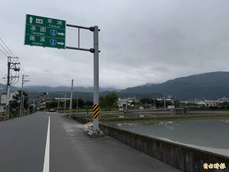 因應宜蘭台二庚延伸線（右側道路，） 地方促拓寬宜6線（左側道路），紓解未來的車流量。（記者王峻祺攝）