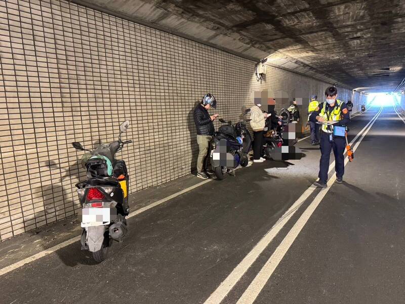 機車連環撞事故原因，有待警方釐清。（讀者提供）