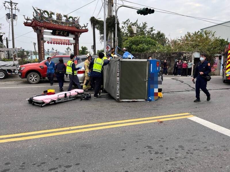 嘉義縣中埔鄉台18線路段，昨發生小貨車與轎車對撞，3人受傷送醫。（警方提供）