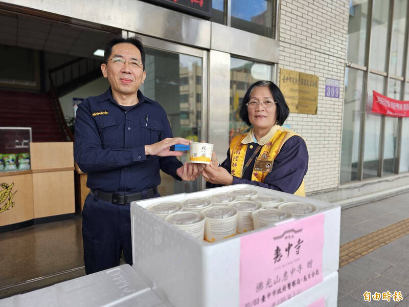 銀髮志工持續17年送粥到烏日警分局。（記者黃旭磊攝）