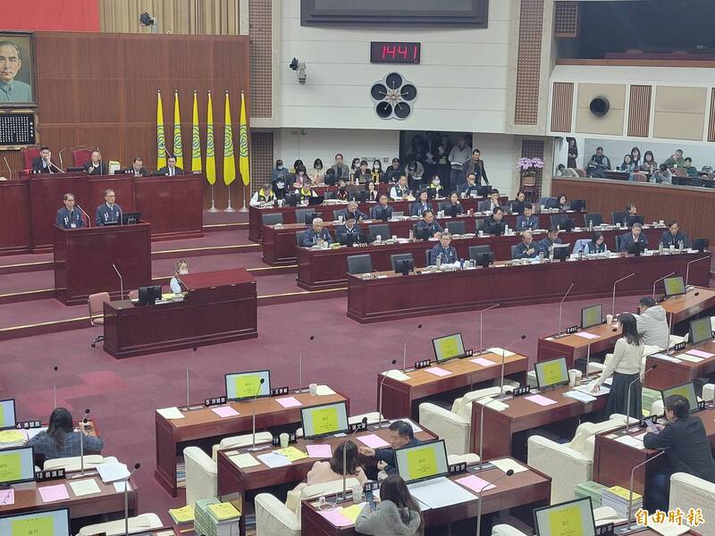 台北市政風處處長林炤宏在台北市議會答詢市議員許淑華質詢時說，市府在起訴書公開後，有注意到參事陳志銘交付資料的問題，已在了解。（記者何玉華攝）