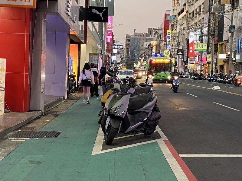 台中市福星路標線人行道上路至今，成功讓行人、機車與汽車各行其道。（圖民眾提供）