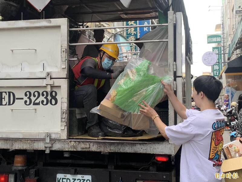 台中市環保局甄選清潔隊儲訓隊員，預計進用300人，月薪近4萬到4萬3000元。（記者蔡淑媛攝）