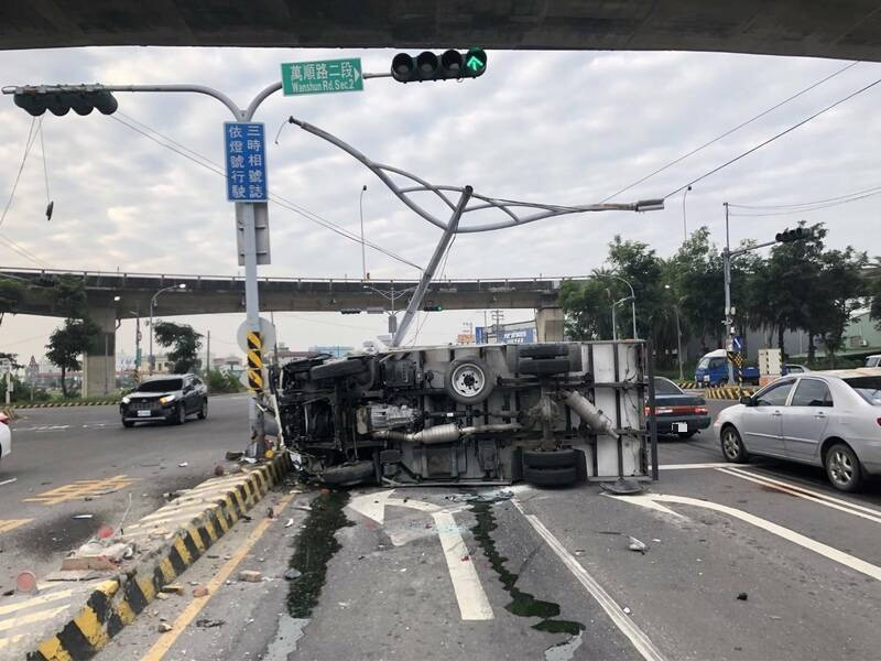 屏東縣萬丹鄉萬丹鄉中興路一段、萬順路二段路口5車追撞，貨車翻覆。（警方提供）