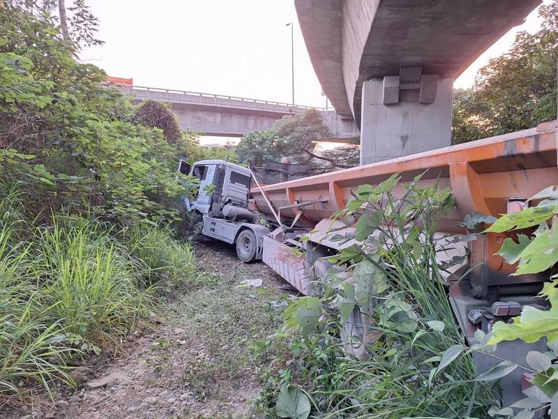 營業半聯結車駕駛蔡男疑因疲勞駕駛，連人帶車衝落國3南向燕巢系統交流道邊坡。（國道警察5隊提供）