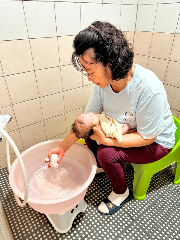 台東縣府推出一系列生育政策順利催生，新生兒人數連續三年正成長。（縣府提供）