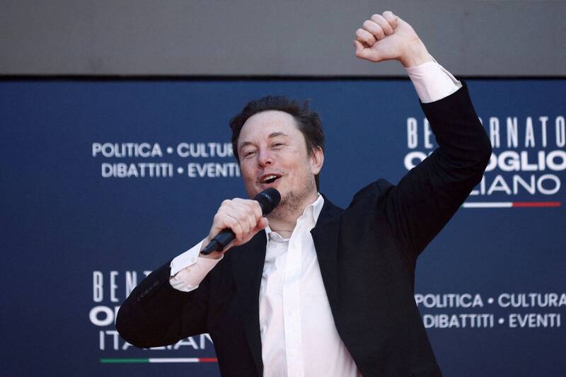 特斯拉和SpaceX執行長馬斯克（Elon Musk）於2023年在義大利羅馬出席義大利總理喬治亞·梅洛尼（Giorgia Meloni）的義大利兄弟會（Fratelli d' Italia）右翼政黨組織的政治節Atreju。（路透社）