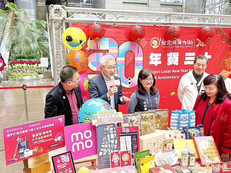 Taipei Deputy Mayor Lin Yi-hua, right, stands as a guest speaks at a news conference at Taipei’s Dihua Street on Tuesday.
Photo: Kan Meng-lin, Taipei Times