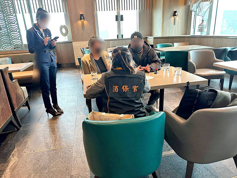 A consumer protection officer, front, from the Taipei City Government speaks with the manager of the INPARADISE Breeze Xinyi branch yesterday.
Photo courtesy of the Taipei Department of Legal Affairs