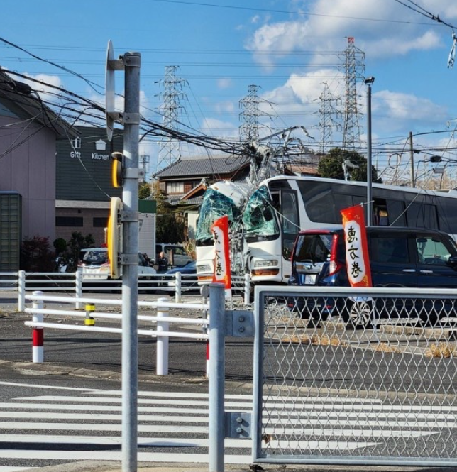 日本愛知縣半田市觀光巴士撞上電線桿。（圖擷自@Gt8VUlzRG7buafO「X」帳號）