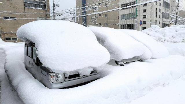 日本氣象廳預計，這周末在日本海沿岸地區的沿山地帶，會出現「警報級大雪」。（圖擷取自@livedoornews 社群平台「X」）