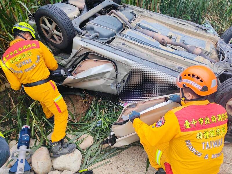 救援人員破裂車體搶救受困且喪失生命跡象的婦人。（消防局提供）