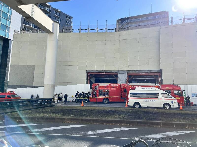 日本千葉縣千葉市中央區JR千葉車站附近1棟建築物，今日上午10時左右正在進行拆除工程建築物的2樓天花板忽然坍塌，導致3名工人受困，其中1人死亡、1人受傷送醫，還有1人持續搜救中。（圖擷自「@Gt8VUlzRG7buafO」X）