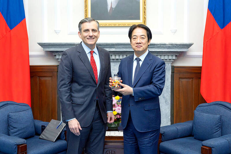 Ronald Reagan Presidential Foundation and Institute president David Trulio, left, exchanges gifts with President William Lai at the Presidential Office in Taipei yesterday.
Photo courtesy of the Presidential Office