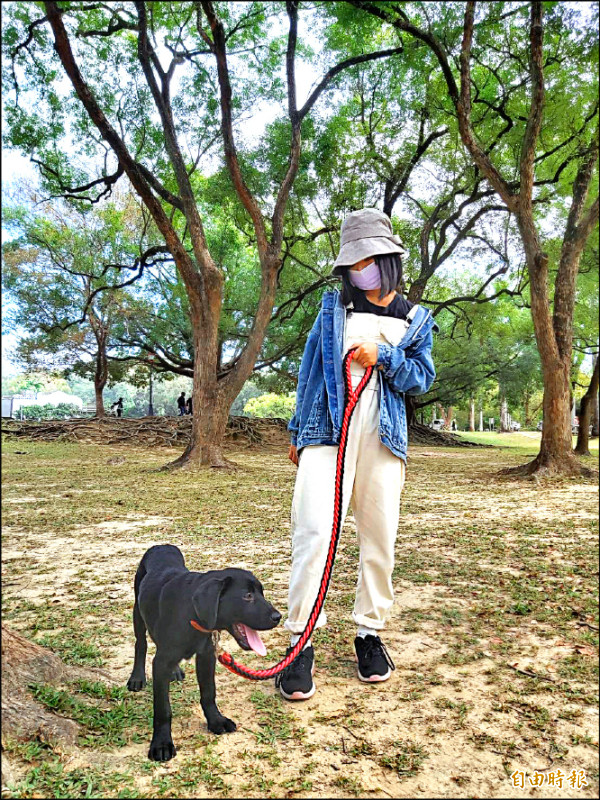 南投縣動物保護自治條例規定，攜帶不具攻擊性寵物出入公共場所應使用鏈繩，否則將開罰。（記者張協昇攝）