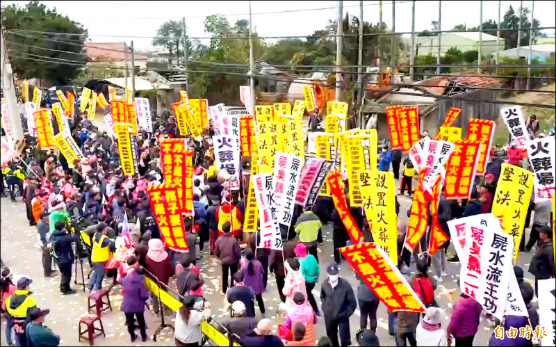 反芳苑火葬場居民高舉旗幟，要求縣府撤案。（記者陳冠備攝）