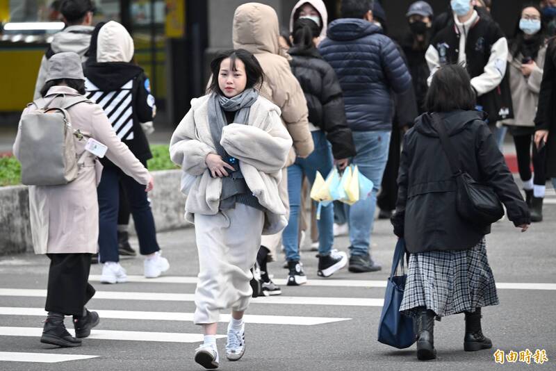 週六早晚仍寒冷，桃園以北、東半部地區、恆春半島及西半部山區有局部短暫雨。（資料照）